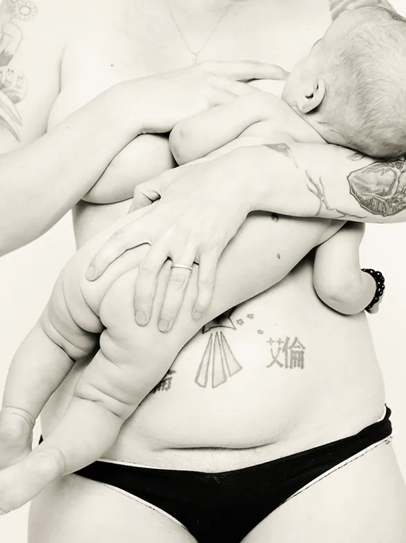 "4th Trimester Bodies": el proyecto fotográfico que celebra la belleza real de las mamás