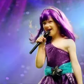Una niña de 5 años supera un cáncer y demuestra su valentía cantando 'Roar'