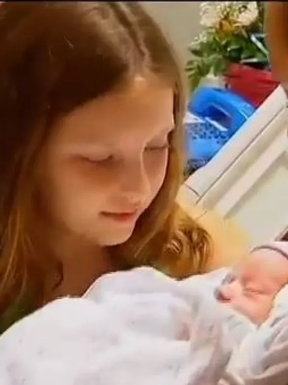 De heldin van de dag: een klein meisje van 8 jaar helpt haar mama bevallen (video)