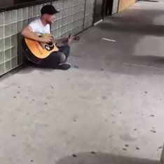 Video/ Incontro di talenti: un musicista di strada improvvisa una jam session con due passanti