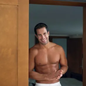 ¿Cómo debe vestir un hombre con mucho músculo?