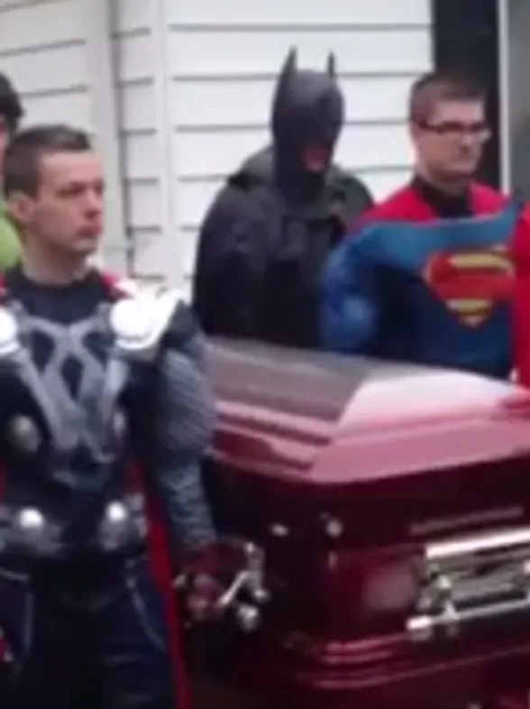 Una familia rinde homenaje a su hijo fallecido vistiéndose de superhéroes