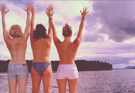 Topless tour : le défi de trois jeunes femmes pour accepter leurs corps (Photos)