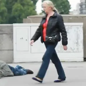 ¿Ayudarías a un hombre que cae tendido en medio de la calle?