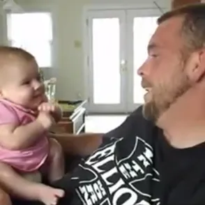 Un bebé de dos meses dice "te quiero" a su papá