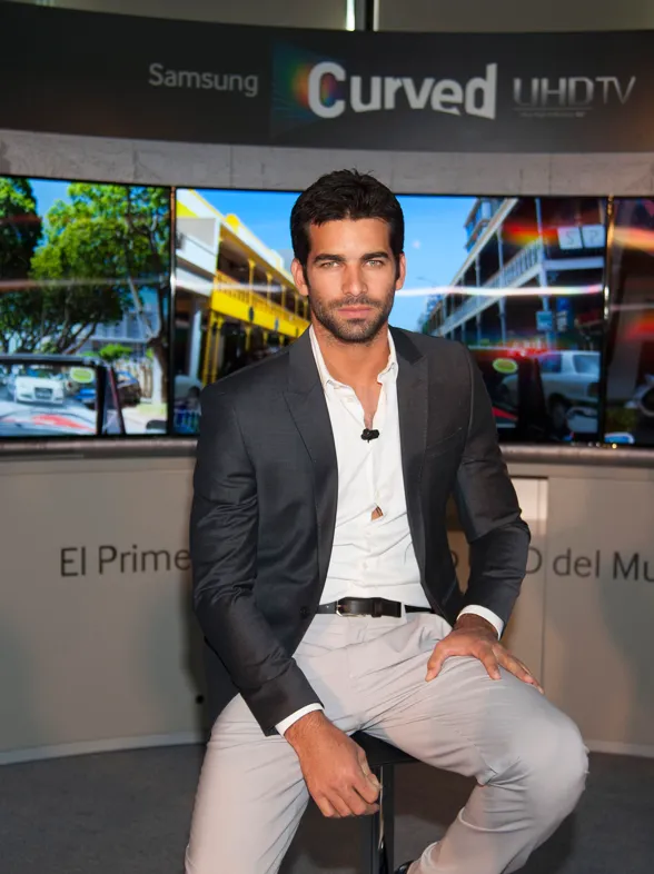 Samsung presenta el primer televisor de pantalla curva UHD de la mano de Rubén Cortada