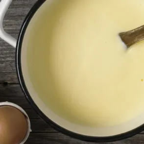 La crema inglesa, el toque british que necesitan tus postres
