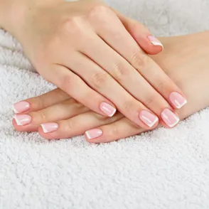 La manicura francesa, el diseño que nunca pasa de moda paso a paso