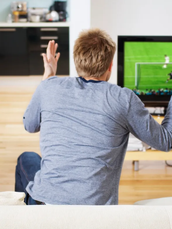 ¿Qué dirías si tu chico te llegara con un contrato para ver el Mundial?