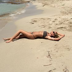 Alessia Marcuzzi sexy sotto il sole di Formentera. E sui social, le foto del suo lato B