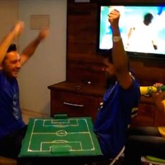 Ce Brésilien a trouvé le moyen de faire vivre à son ami aveugle et sourd les matchs de foot comme s'il y était (Vidéo)