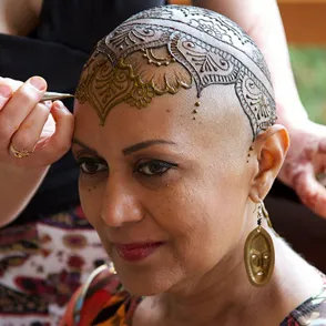 Kankerpatiënten laten hun hoofd versieren met henna