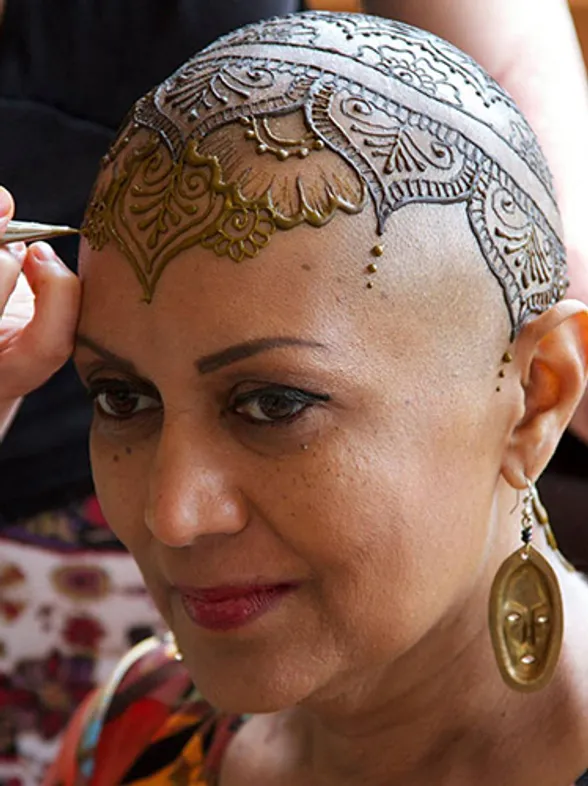 Kankerpati&euml;nten laten hun hoofd versieren met henna