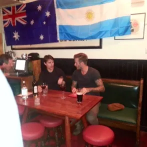 Tom Cruise y David Beckham, de cervezas en un pub inglés