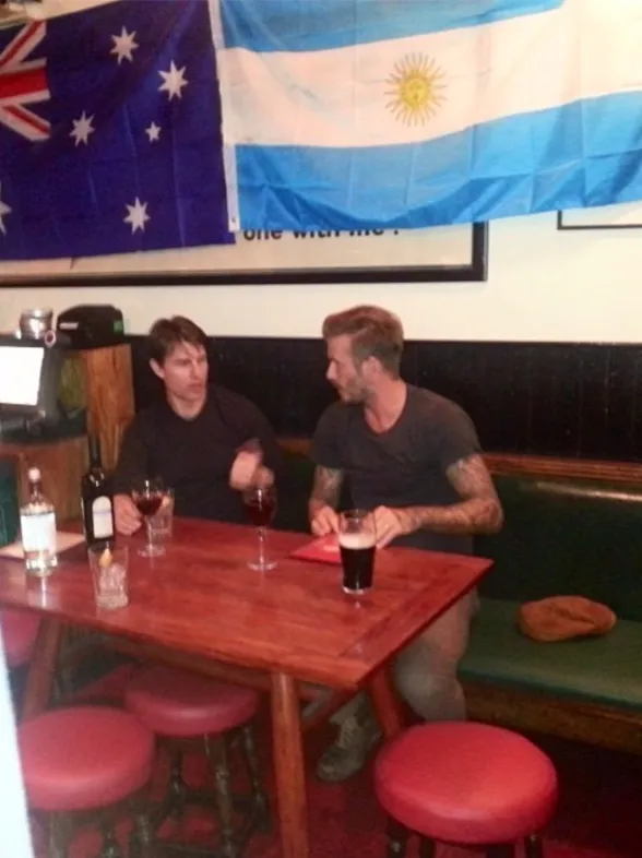 Tom Cruise y David Beckham, de cervezas en un pub inglés