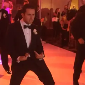 ¡Todos a la pista de baile! Un novio sorprende en su boda con una coreografía muy original