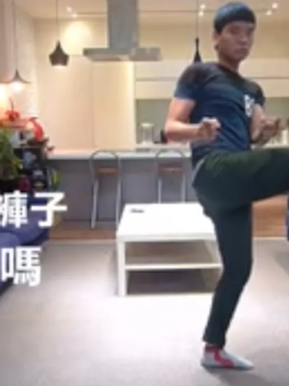 El increíble caso del chico que consiguió ponerse unos pantalones sin usar las manos