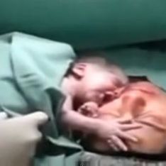 Un recién nacido no deja que las enfermeras le separen ni un segundo de su mamá