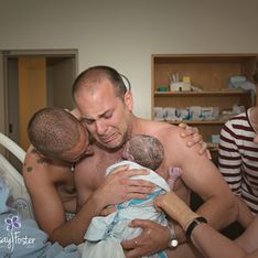 Guarda le foto di due papà gay e del loro bimbo appena nato. Sarà impossibile trattenere le lacrime