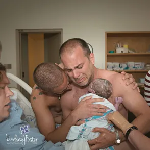 Emocionantes imágenes de dos padres gays y su bebé recién nacido. ¡No pueden contener las lágrimas!