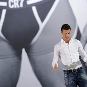 Cristiano Ronaldo lanza su primera colección de camisas... y hemos pensado cómo podrían ser