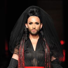 Una modella con la barba alle sfilate d'alta moda a Parigi: Conchita Wurst è tornata!