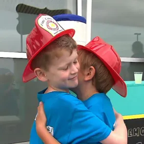 Un niño recauda 60.000 dólares para su amigo enfermo vendiendo limonada en Canadá