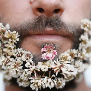 Barbas con flores, la última excentricidad