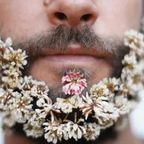 Barbas con flores, la última excentricidad