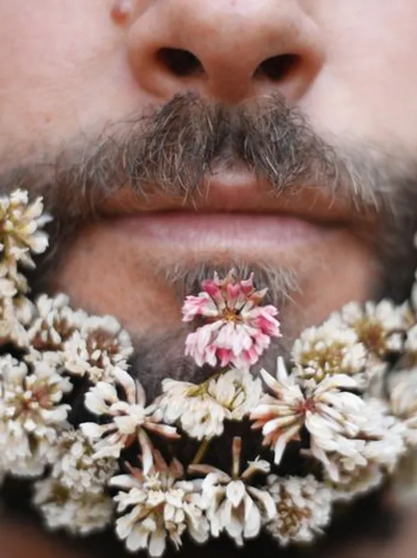 Barbas con flores, la última excentricidad