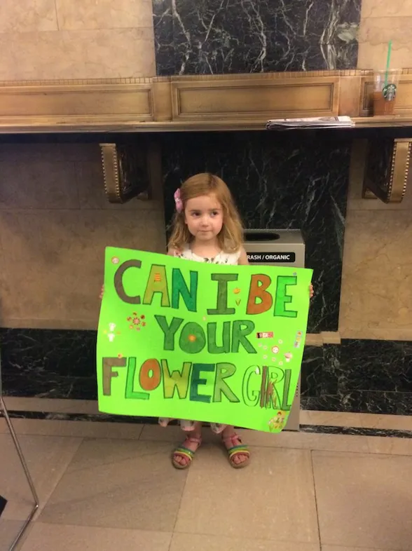Una niña recorre las calles de Nueva York para cumplir su sueño: ser dama de honor