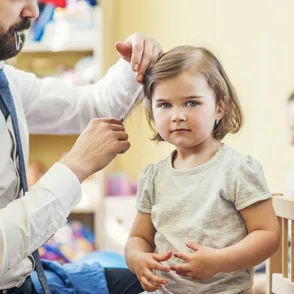 Papá, ¿me peinas? Los métodos más ingeniosos aptos para padres torpes