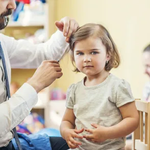 Papá, ¿me peinas? Los métodos más ingeniosos aptos para padres torpes