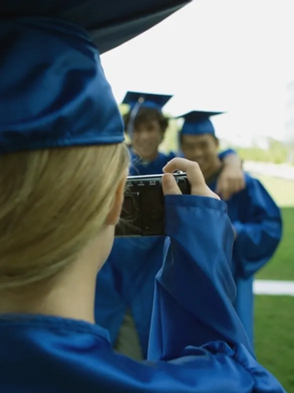 Un estudio fotográfico ofrece a los graduados universitarios la opción de adelgazarlos digitalmente