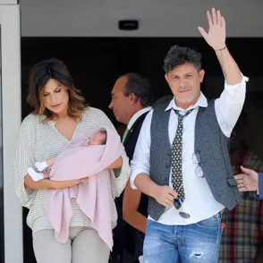 Alejandro Sanz y Raquel Perera presentan a su hija Alma