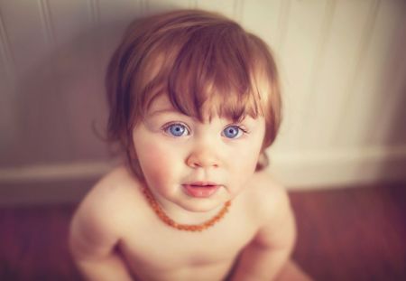 Un collier d'ambre pour soulager la poussée dentaire de bébé ?