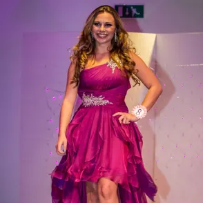 Una chica sufrió bullying en su adolescencia... ¡y ahora es reina de belleza!