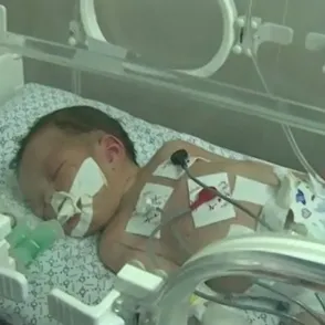 Un bebé sobrevive a un bombardeo en Gaza y a la muerte de su madre