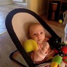 Video/ Il cane che chiede scusa al bebè, e gli riporta tutti i giocattoli rubati!