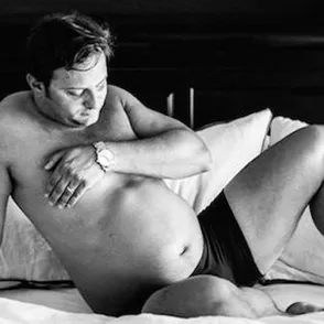 Un futuro papá y su barriguita protagonistas de una divertida sesión de fotos premamá