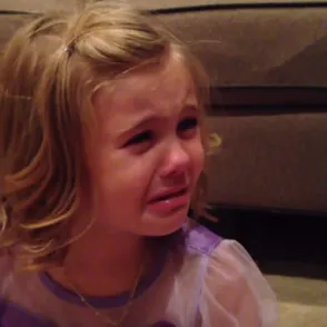 Un vídeo lleno de ternura: una niña llora porque no quiere que su hermano pequeño crezca