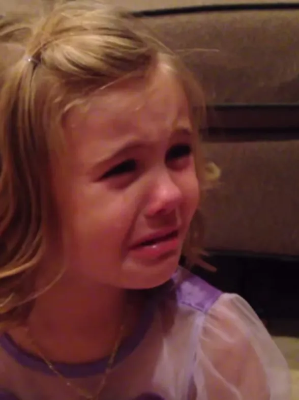 Un vídeo lleno de ternura: una niña llora porque no quiere que su hermano pequeño crezca