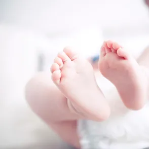 Unos padres son detenidos tras subir una foto de su bebé maltratado a Facebook