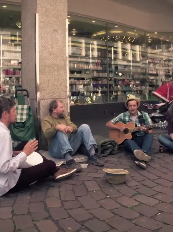 Un vídeo esperanzador: la improvisada canción que sorprendió a un mendigo