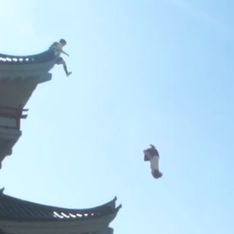 Video/ Salti mortali e lanci dai tetti: le incredibili acrobazie di una ragazza giapponese