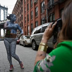 El cuerpo de la mujer se funde con el paisaje newyorkino en una artística sesión de fotos