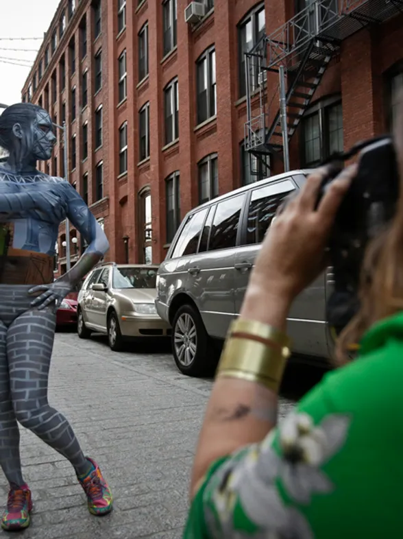 El cuerpo de la mujer se funde con el paisaje newyorkino en una artística sesión de fotos