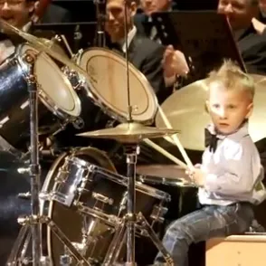 Un niño de 3 años toca la batería de forma prodigiosa junto a la orquesta sinfónica de Rusia