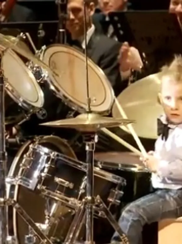 Un niño de 3 años toca la batería de forma prodigiosa junto a la orquesta sinfónica de Rusia