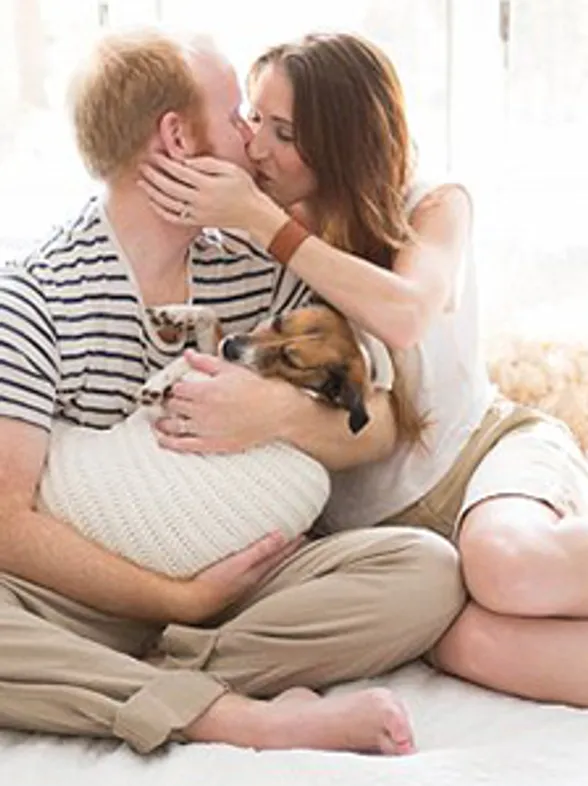 Una adorable sesión fotográfica: un perrito se convierte en el bebé de esta pareja